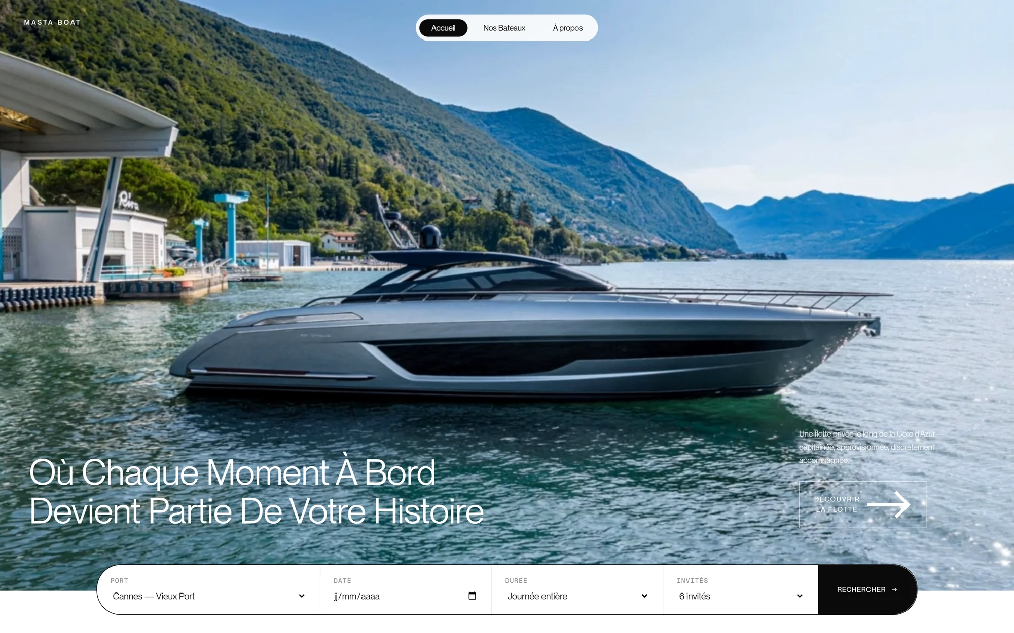 L'accueil de Masta Boat : un yacht sur l'eau en vidéo plein écran, le titre et la barre de recherche (port, date, durée, invités).