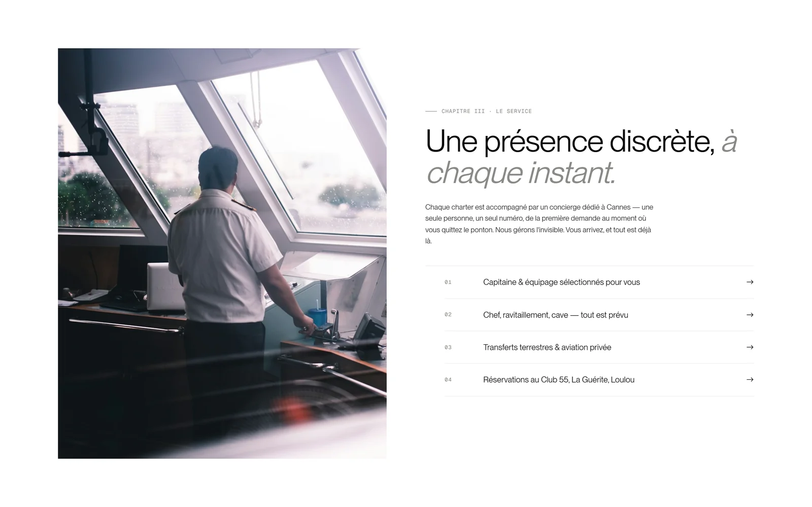 Le service : un capitaine à la barre, dans la timonerie, et « Une présence discrète, à chaque instant ».