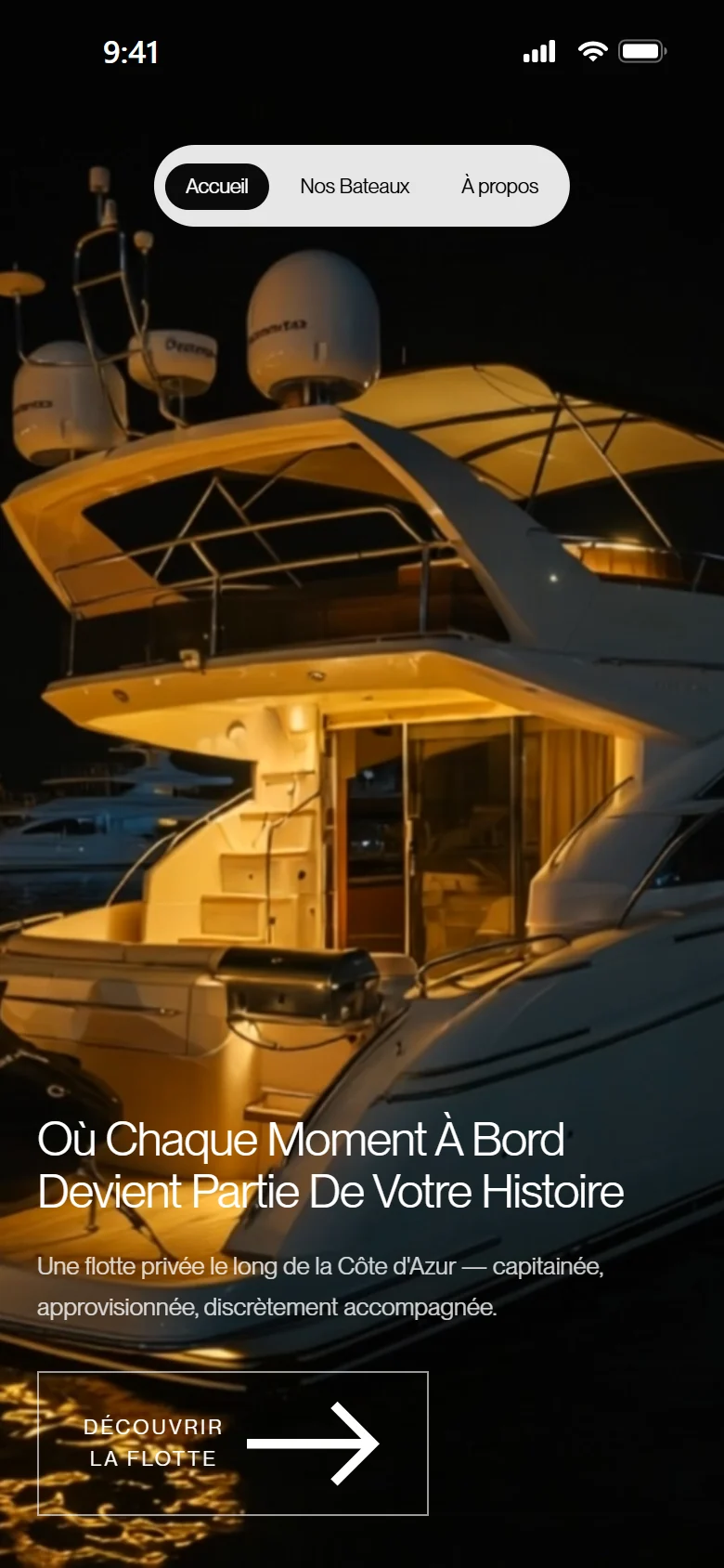 L'accueil sur téléphone : un yacht à quai, de nuit, en vidéo plein écran.